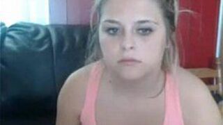 Amateur curvy teen babe uses buttplug for the first time - porn video