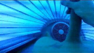 Wank in sunbed - porn video